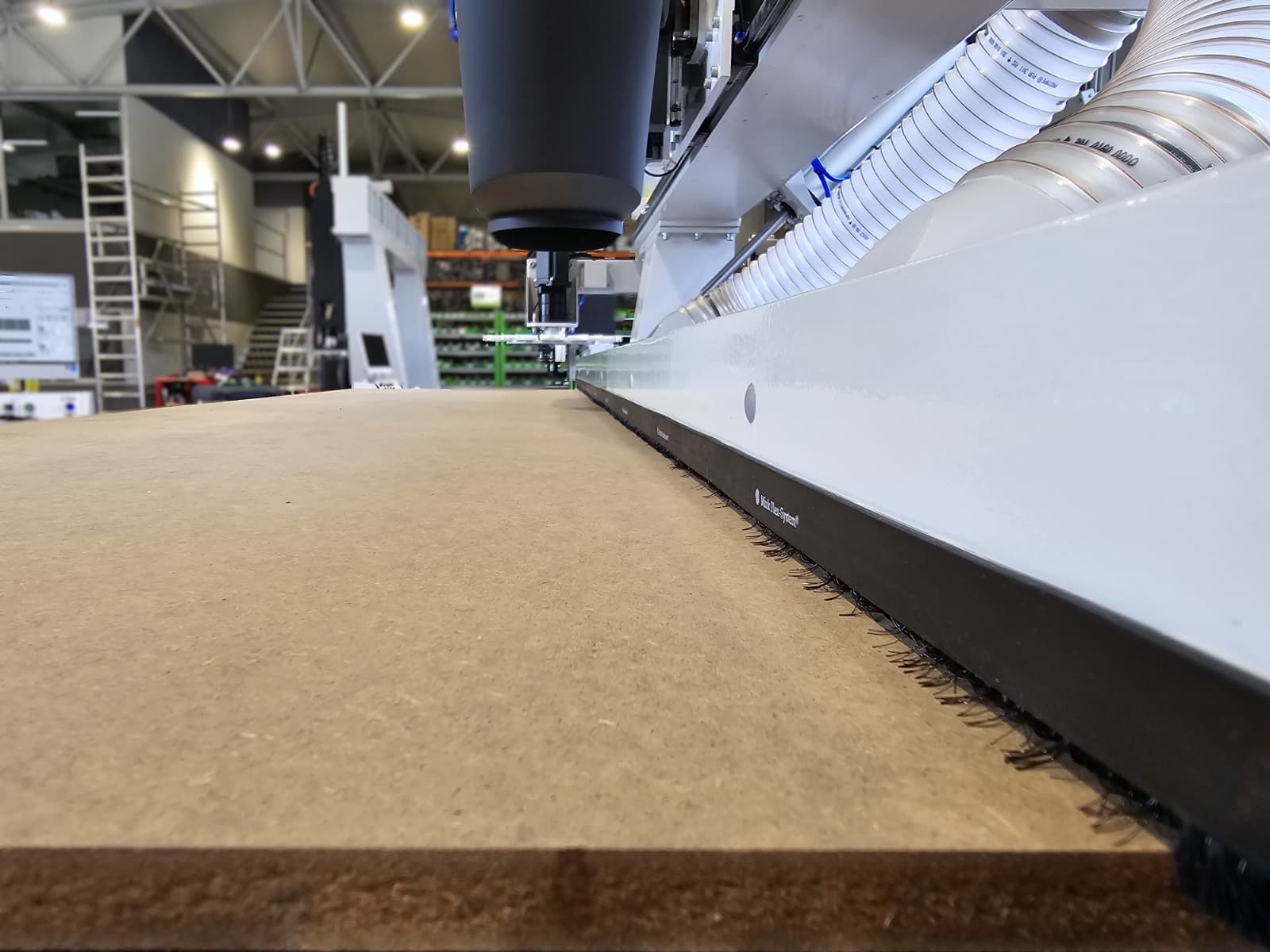 Ploter CNC — frezowanie konturów w płycie MDF
